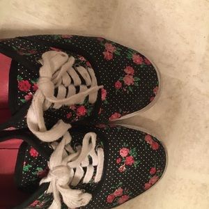 Flower laced up shoes - super cute!